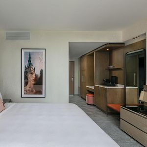 Guest room king bed no view